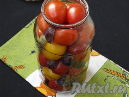 Наполнить банку помидорами и половинками слив в произвольном порядке. Наполняем до горлышка.
