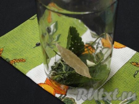 В чистую простерилизованную банку на дно положить зонтик укропа, часть листа хрена, очищенные зубчики чеснока, лавровый лист, чёрный перец горошком и душистый перец.
