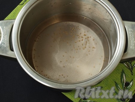 По истечении времени слить воду из банки в кастрюлю, добавить зёрна горчицы, сахар, соль и уксус, довести до кипения и варить маринад до полного растворения сахара и соли.
