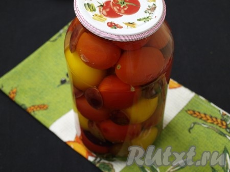 Вскипятить воду и залить ею помидоры со сливами на 20 минут. Банку прикрыть прокипяченной крышкой.
