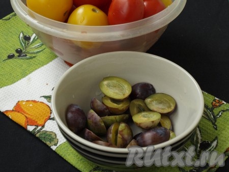 Вымыть помидоры и сливы. Разрезать каждую сливу на 2 половинки и удалить косточку.
