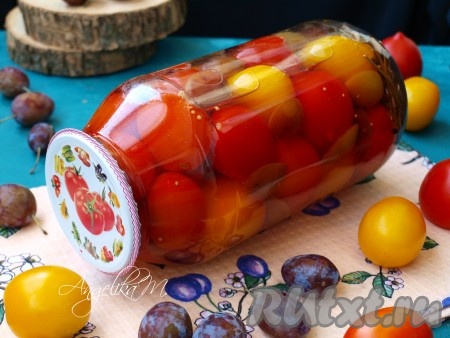 Вкуснейшие помидоры, маринованные со сливами на зиму, прекрасно хранятся в условиях городской квартиры.