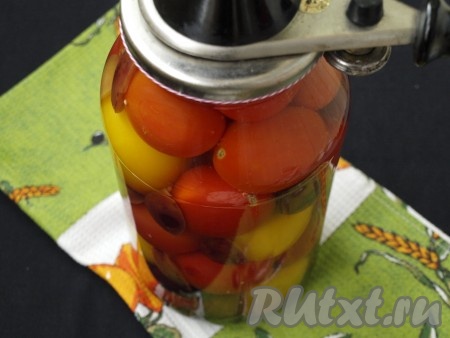 Кипящим маринадом залить содержимое банки и завинтить ключом до упора.
