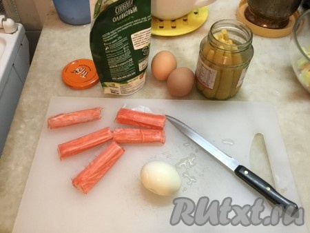 Подготовить необходимые продукты для приготовления салата с маринованными кукурузными початками.