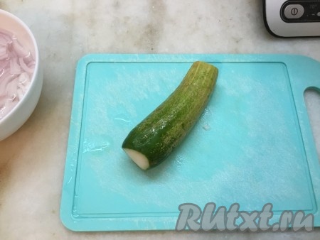 Нарезать крупно крабовые палочки, яйца, кукурузные початочки и огурец, выложить в салатник.
