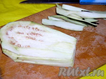 Помидоры, баклажан и лук вымоем и обсушим. Чеснок и лук очистим. Мелко нарежем репчатый лук. Баклажан очистим и нарежем мелкими кубиками.
