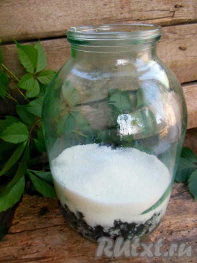 Положите в банку сахар и лимонную кислоту, она сохранит природный цвет чёрной смородины, сделает его более насыщенным.