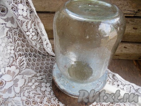 Хорошо вымойте банки, затем простерилизуйте. Я стерилизую обычно банки таким способом: наливаю в кастрюлю воду, на кастрюлю ставлю специальный круг для стерилизации. Затем ставлю кастрюлю на огонь, нагреваю воду до кипения,&nbsp;уменьшаю огонь до минимума, ставлю банку на круг горлышком вниз, нужно чтобы она не касалась воды. Стерилизую банку над паром 3-5 минут.
