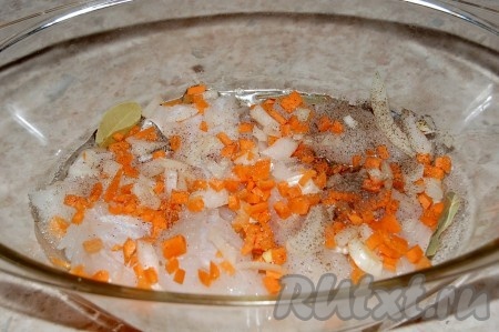 Возьмем форму (достаточно глубокую) и уложим рядами рыбу и овощи. Ряд рыбы, затем ряд овощей и так до полного заполнения формы.