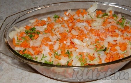 Возьмем форму (достаточно глубокую) и уложим рядами рыбу и овощи. Ряд рыбы, затем ряд овощей и так до полного заполнения формы.