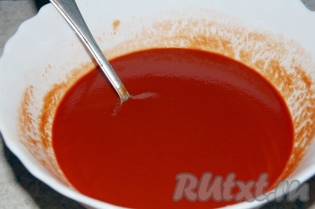Томатную пасту разведем водой до состояния жидкого соуса. 