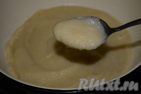 Затем готовое яблочное пюре со сливками разложить в чистые банки, вымытые с содой, и закатать прокипяченными крышками. Перевернуть банки с пюре вверх дном и укутать до полного остывания.
