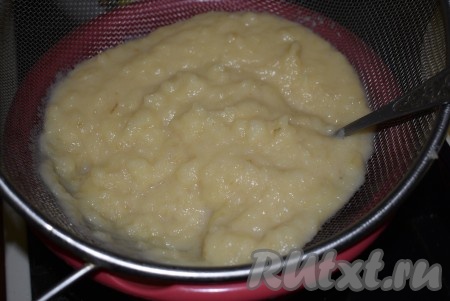 Перетереть яблочную массу через сито или пробить погружным блендером.
