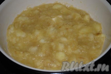 Когда дольки практически разварятся (длительность варки зависит от сорта яблок - от 15 до 40 минут), выключить огонь и дать яблокам остыть.
