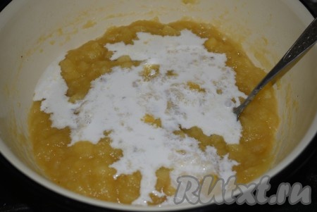 Полученное яблочное пюре поставить на огонь и проварить, помешивая, до закипания на медленном огне. Затем добавить к яблочному пюре сливки и варить, помешивая, 2-3 минуты с момента закипания.
