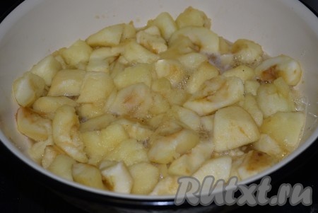Поставить кастрюлю с яблоками на медленный огонь и варить, постоянно помешивая. Следите, чтобы яблоки не пригорели. Если понадобится, то можно долить еще немного воды.

