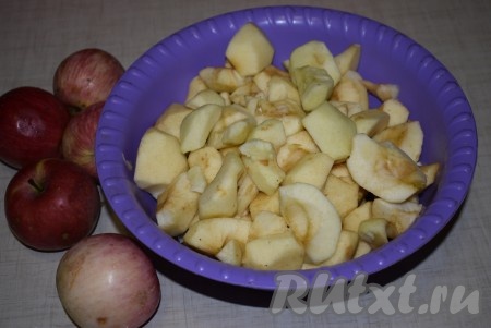 Обрезать битые места, очистить от шкурки и удалить сердцевину. Нарезать подготовленные яблоки на равные по размеру дольки.
