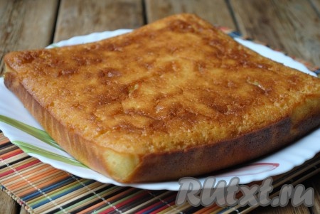 Остудить готовый пирог, а затем достать из формы.&nbsp;