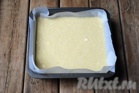 Застелить пергаментом форму для выпечки (размер моей формы 20х20 сантиметров) и вылить тесто.