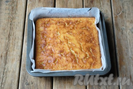 Отправить манник в разогретую духовку и выпекать 50-60 минут при температуре 180 градусов (до красивого золотистого цвета). 