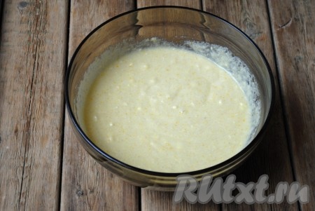 Всыпать разрыхлитель, хорошо перемешать, должно получиться однородное тесто, по консистенции напоминающее густую сметану.&nbsp;

