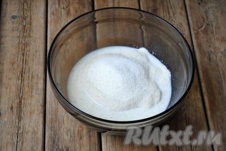 Манную крупу залить молоком.
