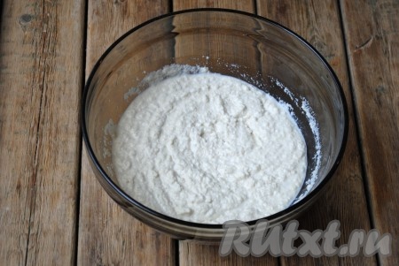 Перемешать смесь молока и манки, оставить на 1 час при комнатной температуре (манная крупа должна набухнуть).&nbsp;