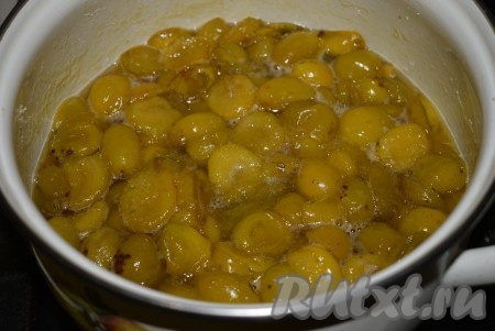 С момента закипания снимать пену с нашего варенья и, проварив ровно 5 минут, выключить огонь.
