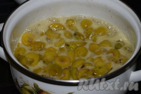 Поставить кастрюлю со сливами на медленный огонь и варить до закипания.
