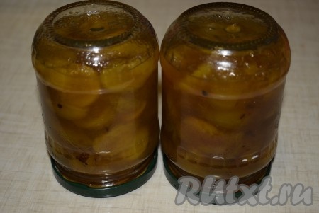 Кипящее варенье разлить в банки, вымытые с содой, закатать крышками, предварительно прокипяченными в воде в течение 2-3 минут. Банки,&nbsp;перевернув вверх дном, укутать и оставить до полного остывания.