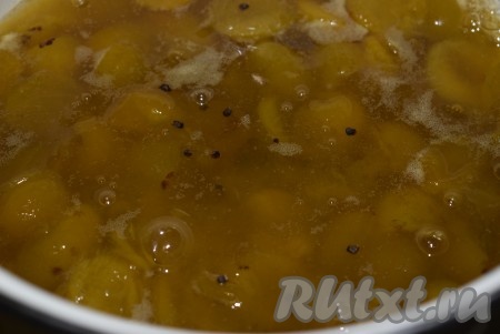 Затем положить в варенье из медовой сливы бутоны гвоздики и зёрнышки кардамона и варить на медленном огне до закипания.