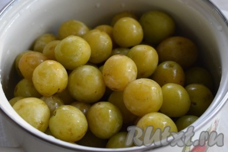 Сливы вымыть.
