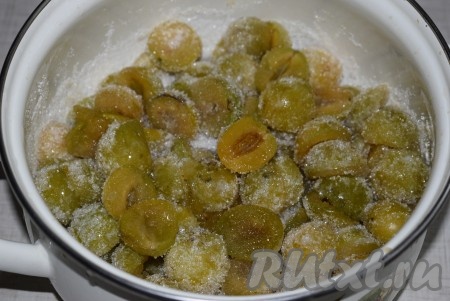 Засыпать подготовленные сливы сахаром и оставить на 1 час, чтобы сливы пустили сок.