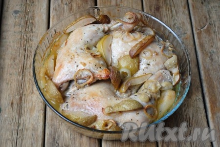 Накрыть форму для запекания фольгой и отправить в разогретую до 180 градусов духовку&nbsp;на 30-40 минут.&nbsp;Затем фольгу снять и запекать курицу с грушами ещё 15-20 минут (до красивого румяного цвета мяса).
