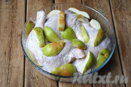 Груши вымыть и разрезать на кусочки произвольного размера. Для данного рецепта лучше использовать твёрдые зелёные груши. Выложить кусочки груш поверх курицы.&nbsp;
