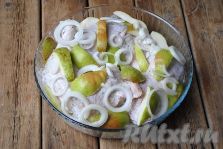 Лук очистить, нарезать кружочками и выложить к куриному мясу и грушам. 
