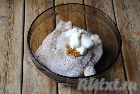 Затем добавить горчицу в зёрнах, мёд и майонез (или сметану), перемешать и оставить мясо на 30 минут при комнатной температуре.&nbsp;
