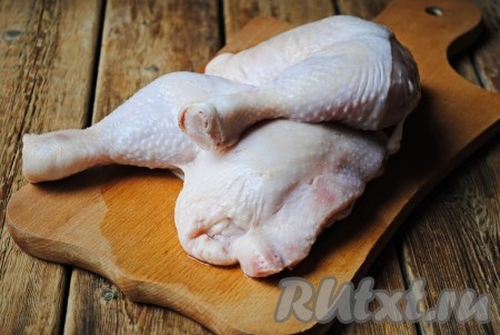 Курицу вымыть и разделить на порционные кусочки. Я готовила куриные окорочка, которые хорошо вымыла и обсушила.
