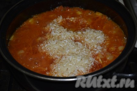 Даем закипеть овощам и добавляем предварительно промытый рис (я поделила получившуюся овощную массу на 2 кастрюли, так как начала варить в 4-х литровой кастрюле и вместе с рисом масса бы не поместилась).
