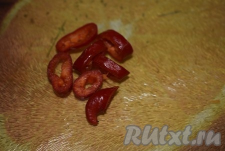 Острый перец нарезаем на кружочки.
