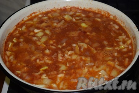 Обжариваем лук на медленном огне, помешивая, до прозрачного цвета. И добавляем лук в варящуюся томатную массу, туда же добавляем нарезанный болгарский и острый перец. Варим массу на медленном огне, примерно, 15-20 минут.