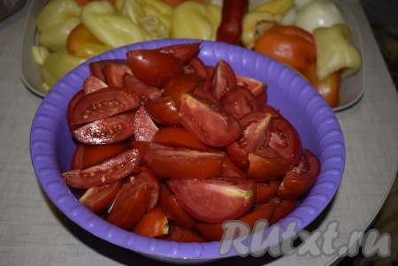 Помидоры нарезаем на дольки.
