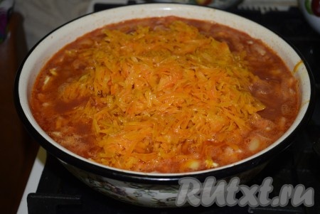 Затем добавляем морковь в кастрюлю с соком и овощами.
