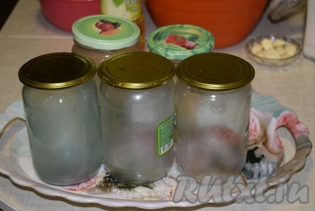 Я стерилизую банки для заготовок так: банку держу над паром, идущим из носика чайника, и прокручиваю со всех сторон. Закатываем банки прокипяченными крышками (предварительно кипячу крышки в воде в течение 2-3 минут).