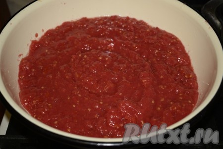Пропускаем помидоры через мясорубку. Нам понадобится для заготовки 2 литра томатной массы, полученной из прокрученных помидоров.
