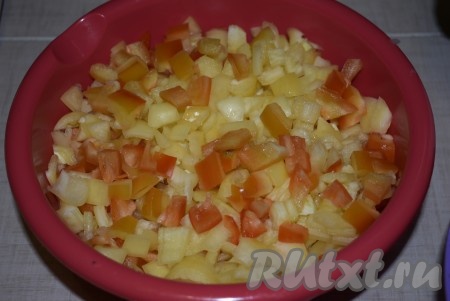 Болгарский перец, очищенный от семян и плодоножки, нарезаем на кусочки среднего размера (крупно нарезать не стоит).
