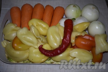 Моем овощи.
