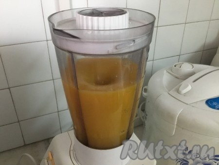 Взбить полученную фруктовую массу в блендере.