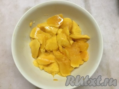 Очистить манго и нарезать на кусочки, отделив косточку.