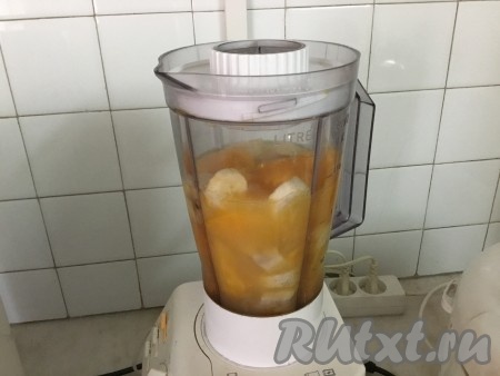 Взбить полученную фруктовую массу в блендере.